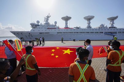 Les employés du port sri-lankais arboraient le pavillon chinois alors qu'un navire de recherche chinois, doté d'équipements de surveillance, arrivait au port international de Hambantota, le 16 août 2022.