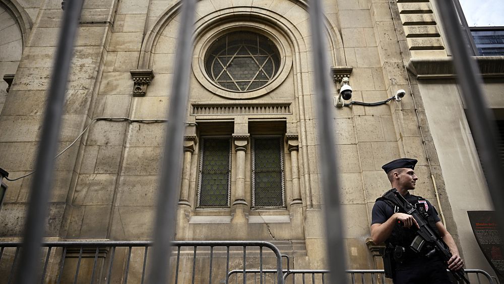 La France renforce la présence policière dans les synagogues alors que les Juifs craignent des représailles dues à la guerre entre Israël et le Hamas