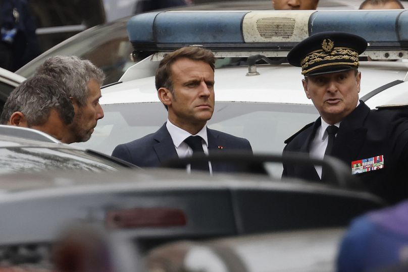 Le président français Emmanuel Macron arrive au lycée Gambetta d'Arras.