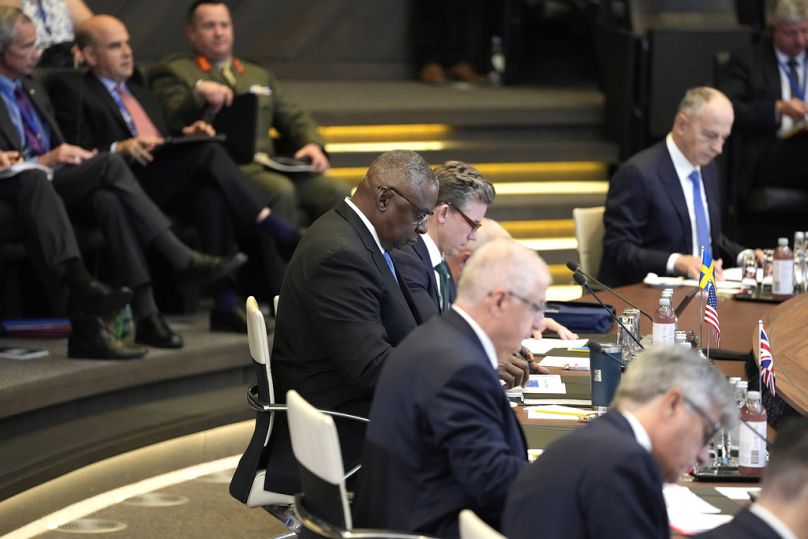 Le secrétaire américain à la Défense, Lloyd Austin, au centre, assiste jeudi à une réunion du Conseil de l'Atlantique Nord au sein des ministres de la Défense au siège de l'OTAN à Bruxelles.