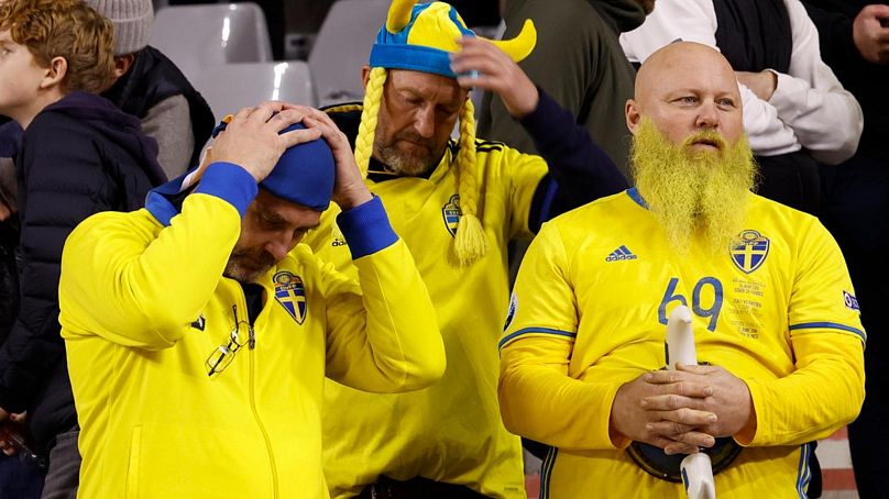 Les supporters suédois attendent dans les tribunes après la suspension du match de football de qualification du groupe F pour l'Euro 2024 entre la Belgique et la Suède au stade Roi Baudouin à Bruxelles, lundi.