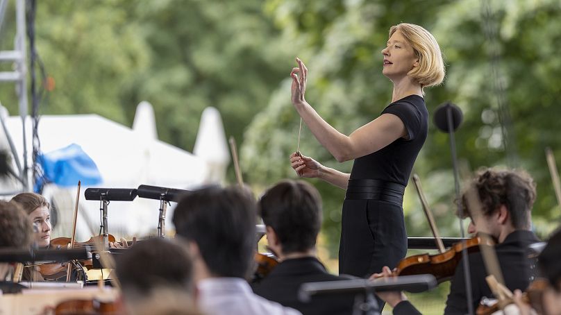 Joana Mallwitz dirige la Junge Staatsphilharmonie lors du concert familial Klassik Open Air de Nuremberg en juillet.