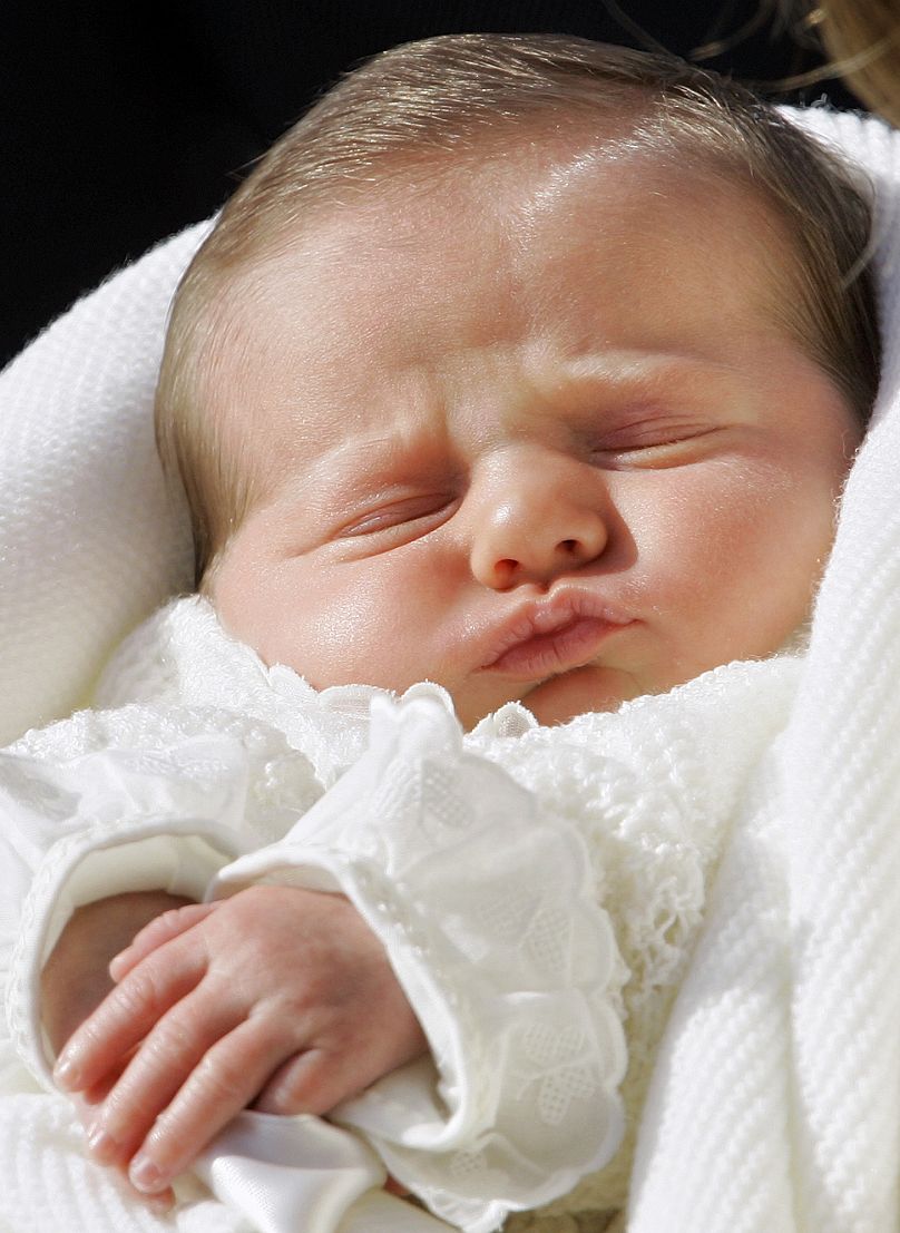 La princesse Letizia Ortiz, épouse du prince héritier espagnol Felipe, tient dans ses bras sa fille endormie, la princesse Leonor, lors de ses débuts médiatiques à Madrid, en Espagne, le 7 novembre 2005.