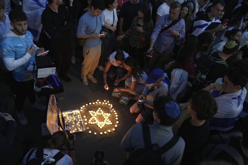 Les gens allument des bougies pendant la 'Vigil&apos de la communauté juive ;  pour Israël à Londres, le lundi 9 octobre.