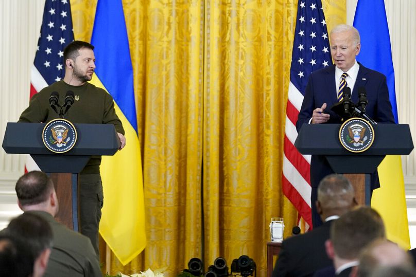 Le président Joe Biden s'exprime lors d'une conférence de presse avec le président ukrainien Volodymyr Zelenskyy dans la salle Est de la Maison Blanche à Washington, le mercredi 21 décembre 2022.