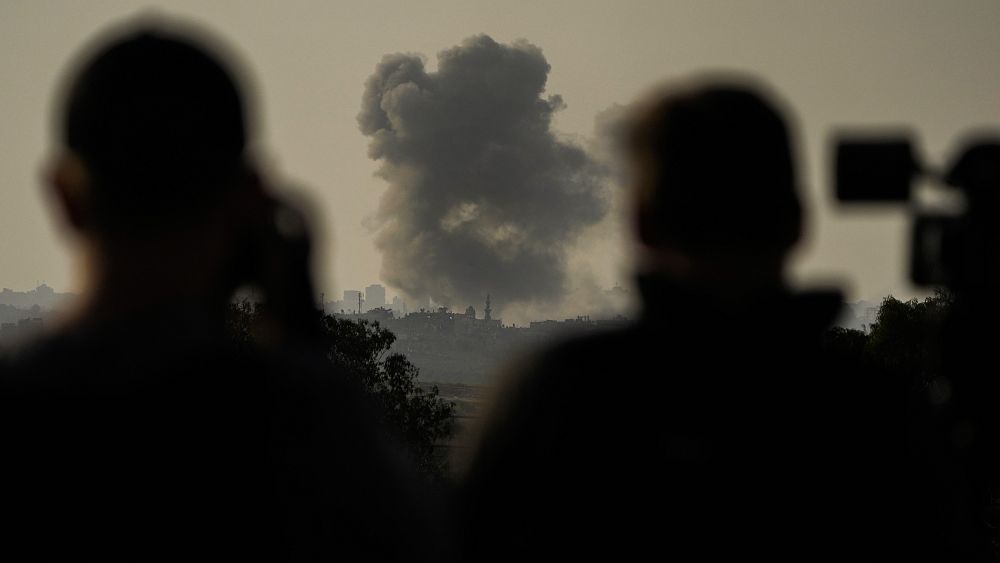 Le Hamas affirme qu'au moins 140 personnes ont été tuées à Gaza par une frappe aérienne israélienne dans la nuit, Macron arrive en Israël