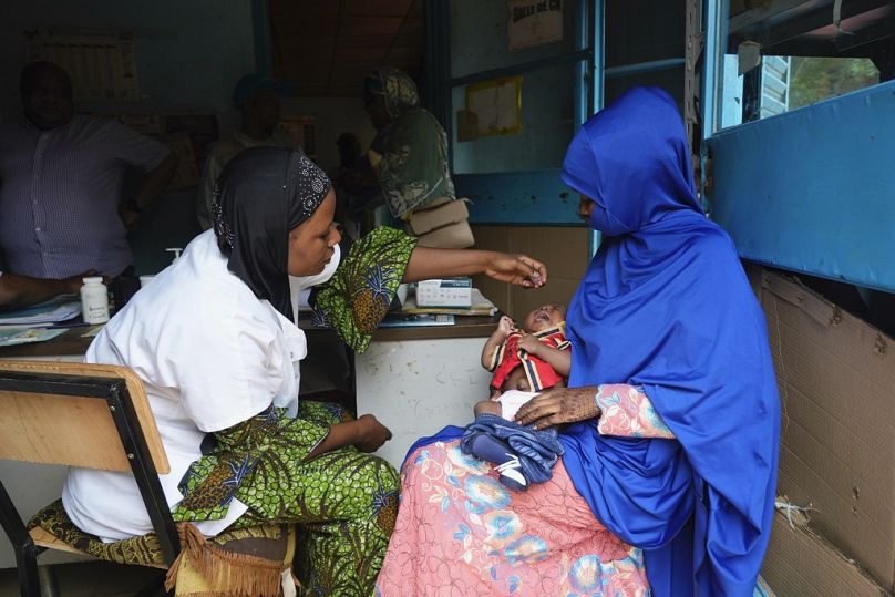 Des femmes se rassemblent dans une clinique pour faire vacciner leurs enfants à Niamey, août 2023