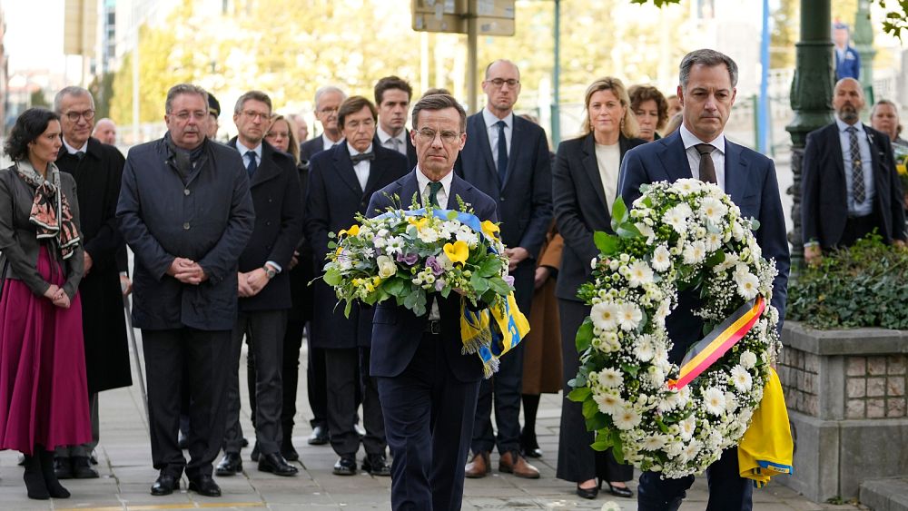 Le Premier ministre suédois à Bruxelles pour une commémoration alors que l'État islamique revendique la mort de supporters de football