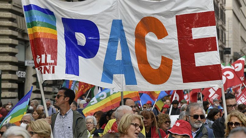 Des manifestants défilent le 5 novembre 2022 à Rome lors d'une manifestation nationale pour la paix organisée par des organisations de la société civile italienne travaillant ensemble au sein de la coalition Europe pour la paix.