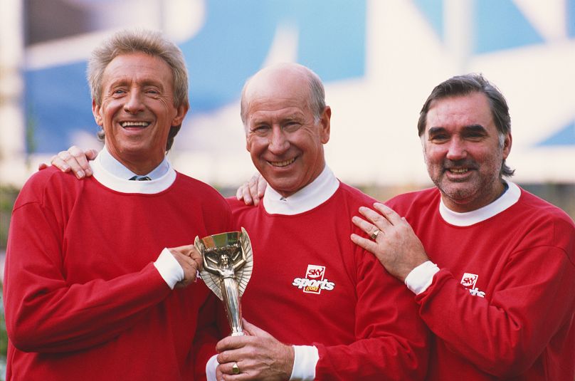 Légendes du football de Manchester United, Denis Law (à gauche), Bobby Charlton et George Best (à droite), photographiés en 1995.