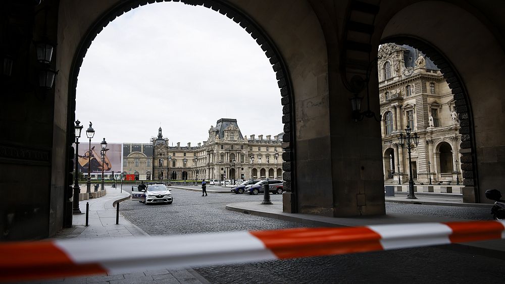 Le musée du Louvre et le château de Versailles évacués après des alertes à la bombe, la France en état d'alerte