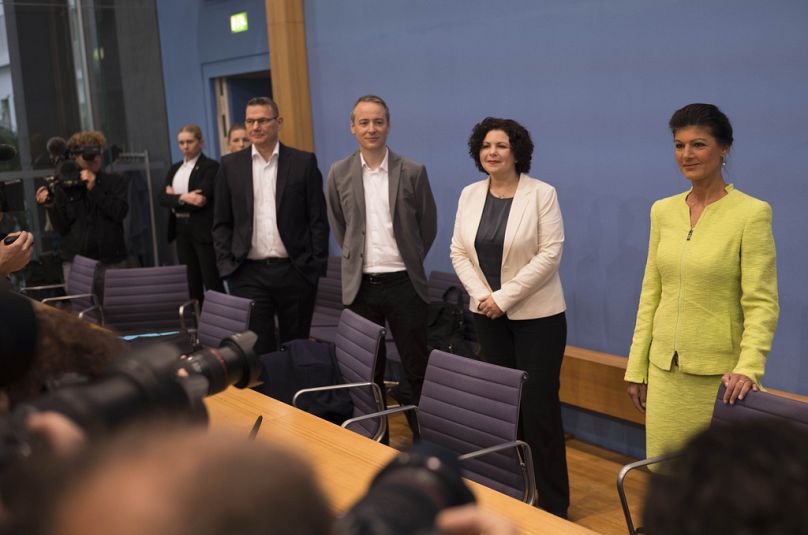 Ralph Suikat, Lukas Schoen, Amira Mohamed Ali et Sahra Wagenknecht arrivent pour une conférence de presse pour annoncer la création d'un précurseur d'un nouveau parti à Berlin, en Allemagne, lundi