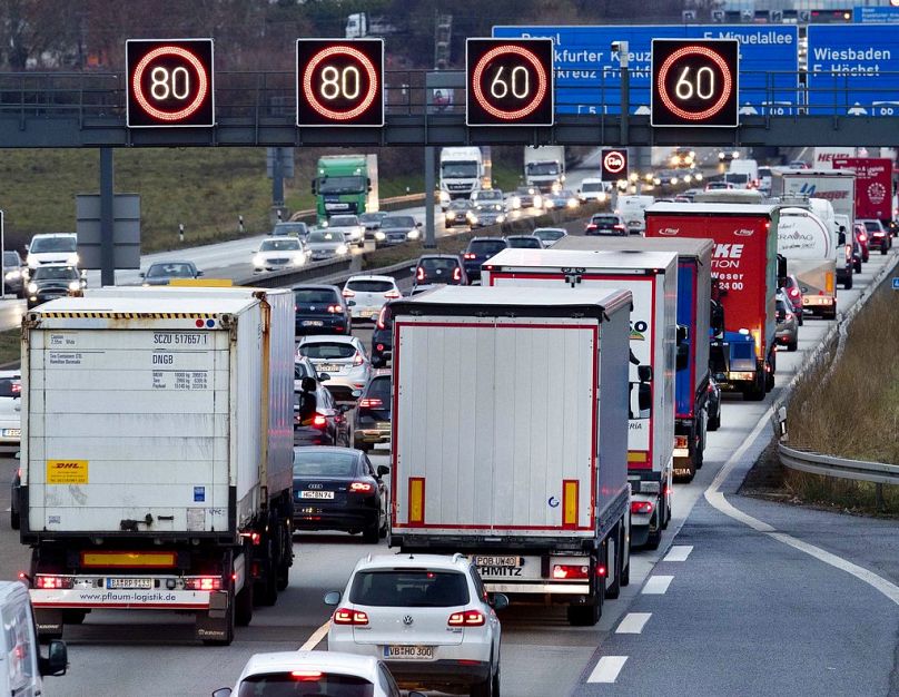 Des camions font la queue sur une autoroute à Francfort, décembre 2018.