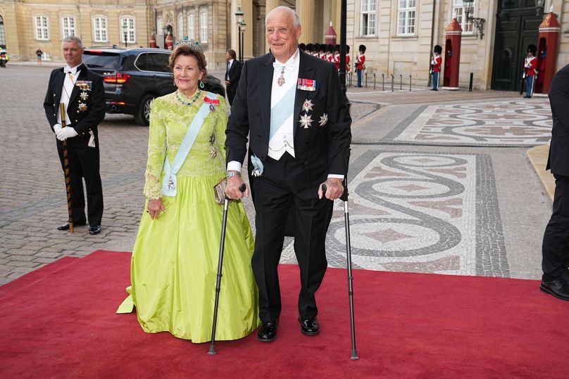 Le roi Harald et la reine Sonja de Norvège arrivent au dîner au château d'Amalienborg à Copenhague, le jeudi 15 juin 2023.