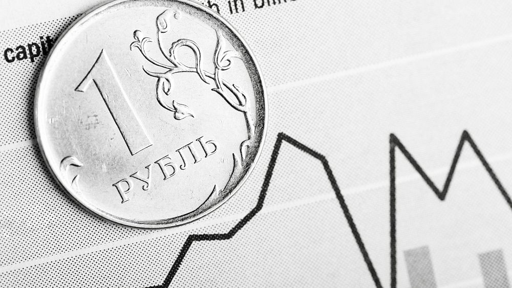 Le rouble russe dégringole à nouveau, dépassant les 100 pour un dollar américain