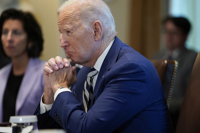 Le président Joe Biden écoute sa rencontre avec le président du Conseil européen Charles Michel et la présidente de la Commission européenne Ursula von der Leyen à la Maison Blanche, le 20 octobre 2023.