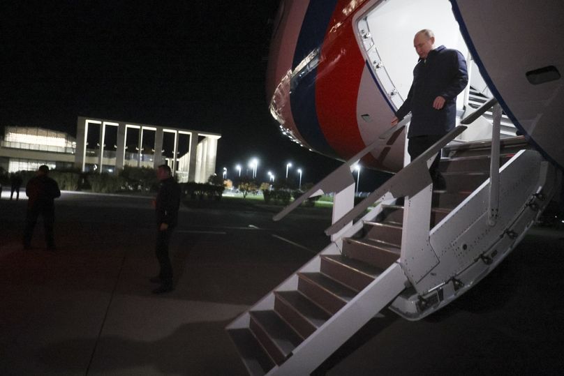 Le président russe Vladimir Poutine descend les escaliers à son arrivée à Rostov-sur-le-Don, en octobre 2023.