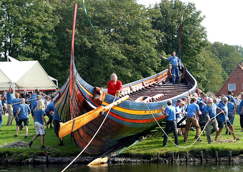 La culture viking est toujours célébrée dans toute l’Europe du Nord.  Ici au Danemark, en 2004, les constructeurs ont reconstruit un voilier Viking.