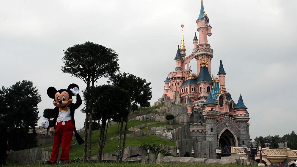 Les députés européens se rendant au Parlement européen se retrouvent « accidentellement » à Disneyland