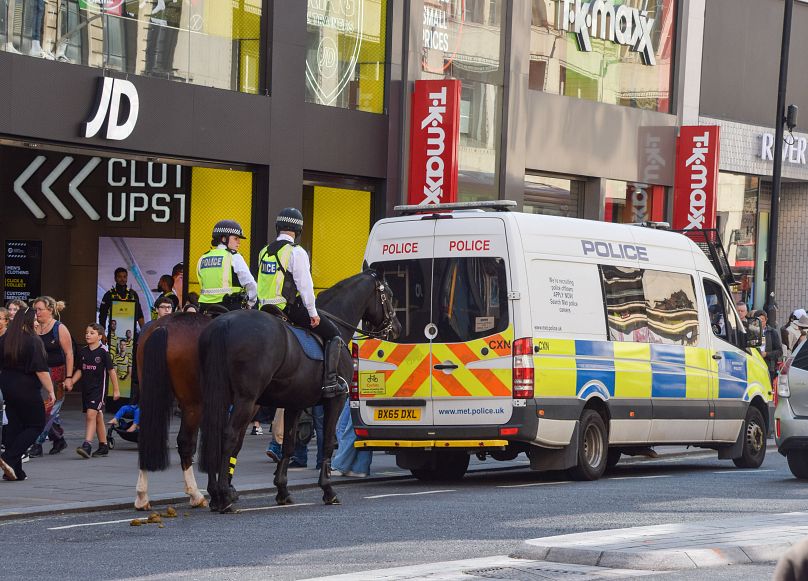 Des policiers gardent JD Sports sur Oxford Street en août – la cible d'un vol à l'étalage massif