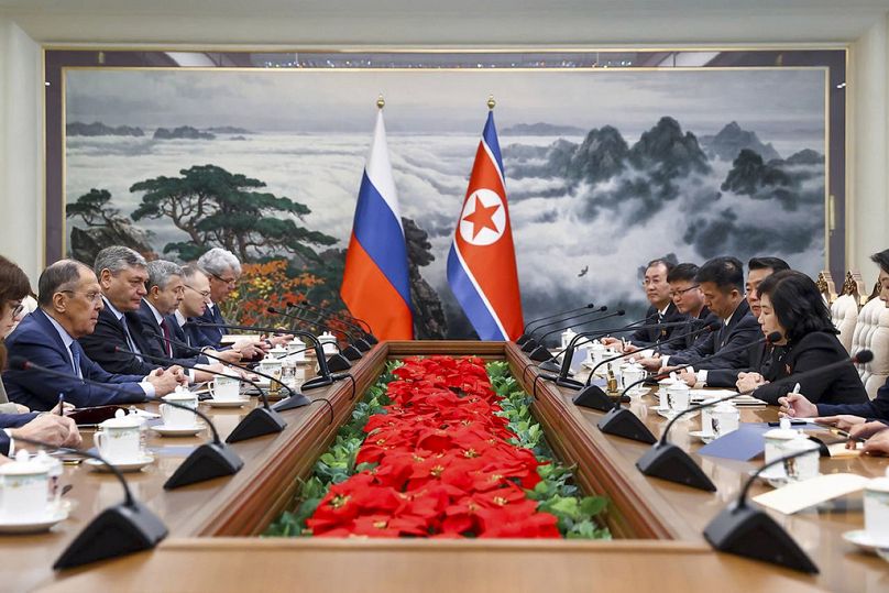 Le ministre russe des Affaires étrangères Sergueï Lavrov, à gauche, et le ministre nord-coréen des Affaires étrangères Choe Son Hui, à droite, participent aux négociations à Pyongyang.