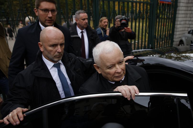 DOSSIER - Le chef du parti conservateur Droit et Justice au pouvoir en Pologne, Jaroslaw Kaczynski, monte dans une voiture après avoir voté lors des élections législatives à Varsovie, le 15 octobre 2023.