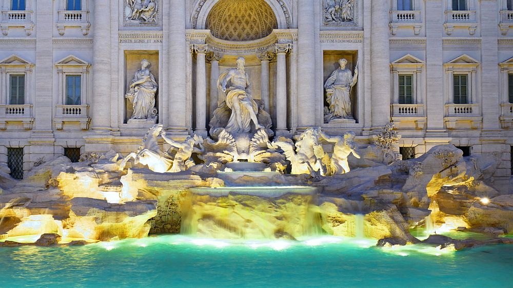 Les touristes jettent chaque année plus d'un million d'euros dans la fontaine de Trevi, en Italie.  Voici ce qui lui arrive