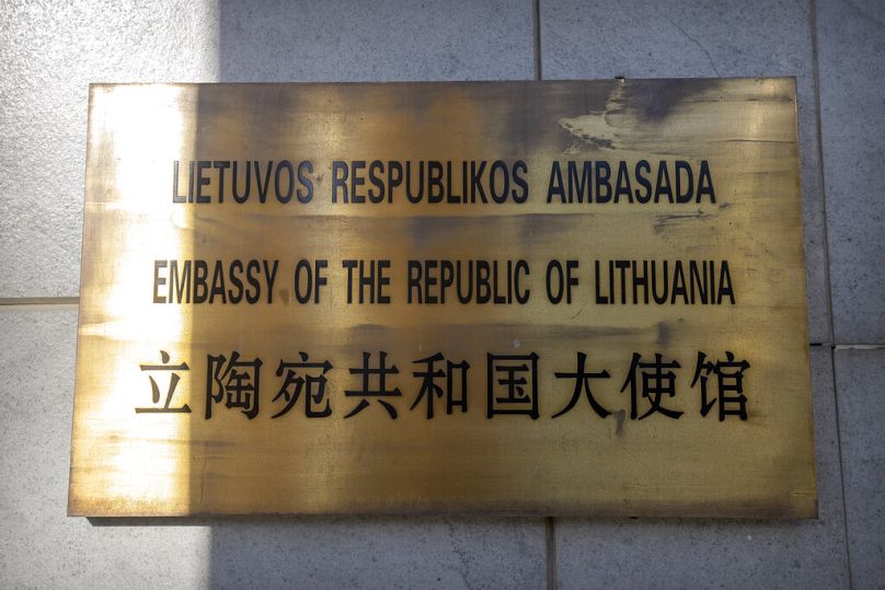 DOSSIER - La plaque signalétique de l'ambassade de Lituanie est visible à l'extérieur du bâtiment de l'ambassade à Pékin, le 16 décembre 2021.