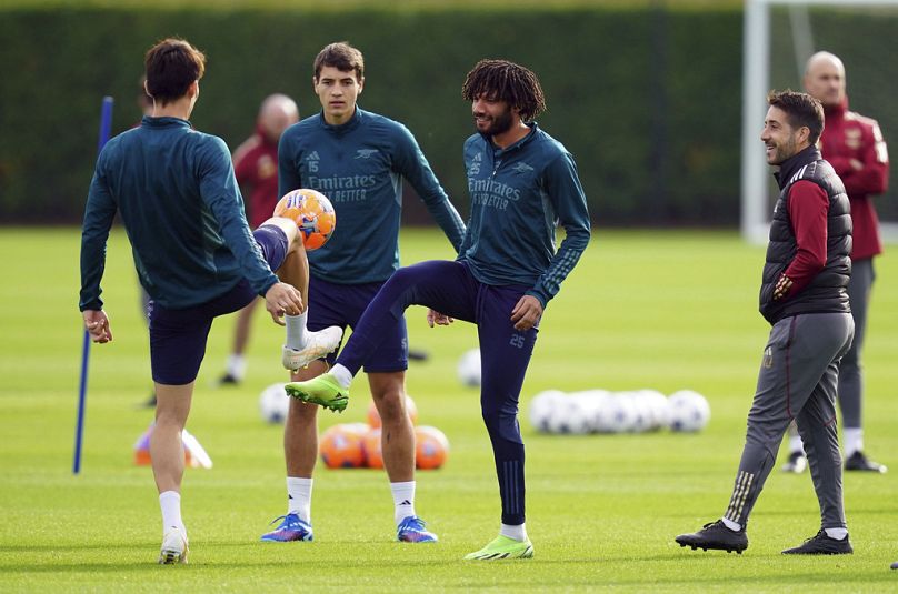 Mohamed Elneny, d'Arsenal&apos, au centre, assiste à une séance de formation au centre de formation de London Colney, Hertfordshire, Angleterre, le lundi 23 octobre 2023.