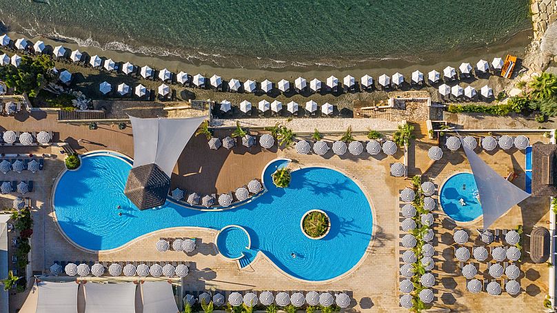 À Limassol, l'hôtel Royal Apollonia possède 2 piscines extérieures, un bar en milieu de piscine et une piscine couverte.