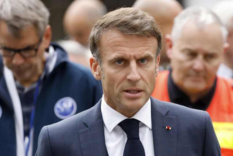 Le président français Emmanuel Macron s'adresse à la presse au lycée Gambetta d'Arras, dans le nord-est de la France, le vendredi 13 octobre 2023.