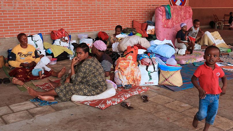 Des familles de migrants et de réfugiés sont assises par terre dans le camp de fortune de la place de la République à Mamoudzou, la capitale de Mayotte, le 16 juin 2016.