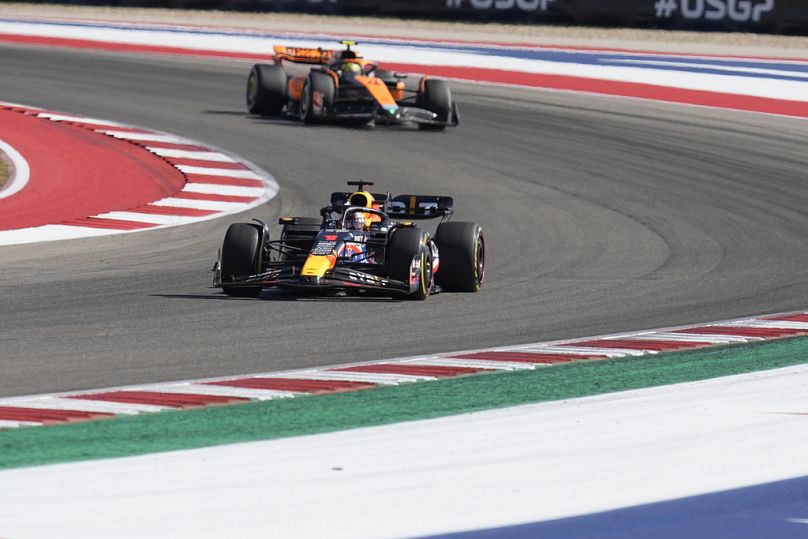 Le pilote Red Bull Max Verstappen, des Pays-Bas, en bas, devance le pilote McLaren Lando Norris, de Grande-Bretagne, lors du Grand Prix de Formule 1 des États-Unis.