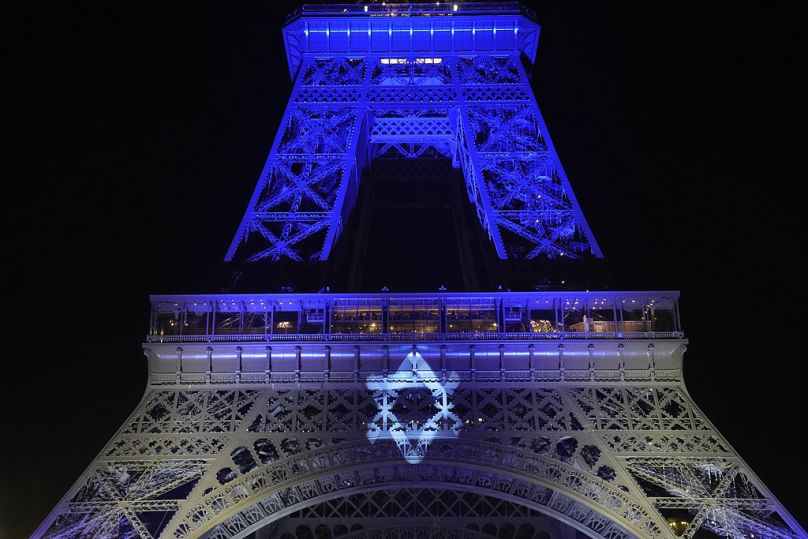 La Tour Eiffel s'illumine aux couleurs d'Israël après une manifestation de soutien à Israël, lundi 9 octobre 2023 à Paris