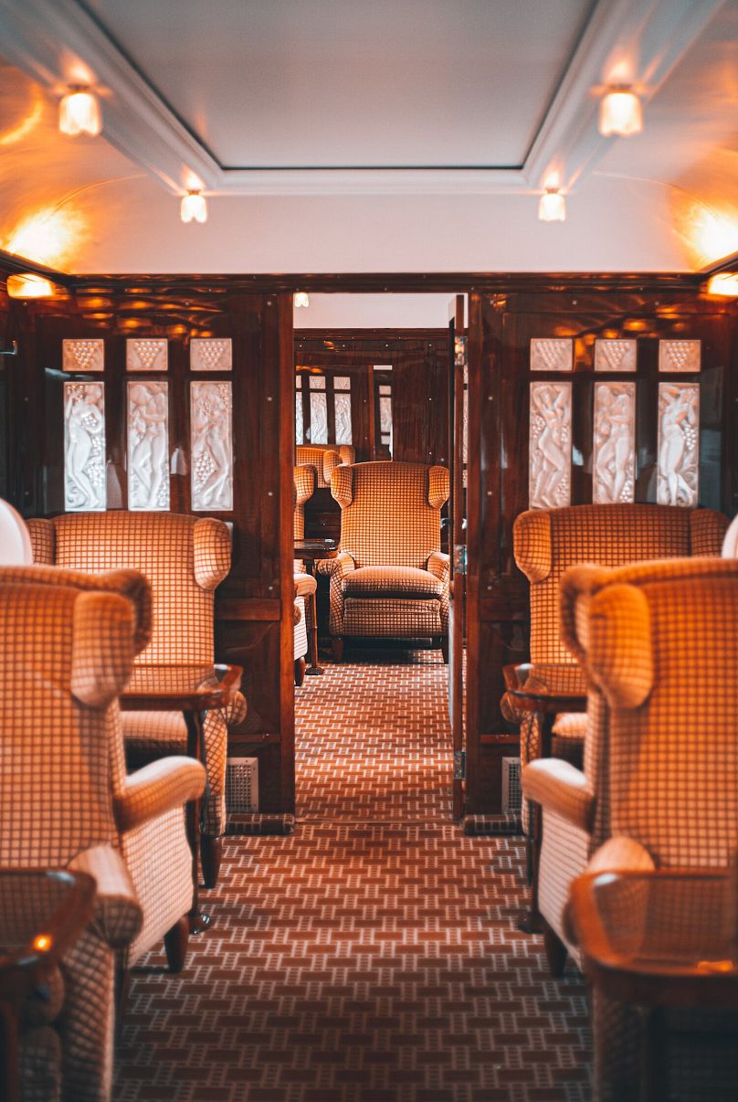 Ils respirent peut-être l'opulence, mais les wagons restaurés des années 1920 du Venice Simplon-Orient-Express ne peuvent s'empêcher de véhiculer des associations de mystère.