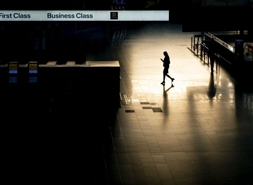 Un passager traverse un terminal presque désert de l'aéroport de Francfort, mars 2020.