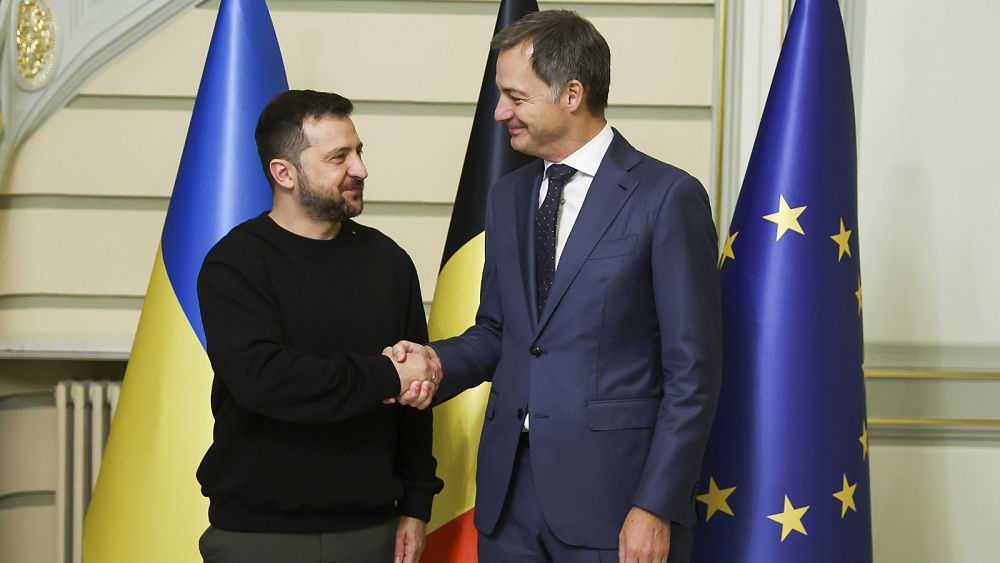 "Nous sommes sur le point de sanctionner les diamants russes", a déclaré le Premier ministre belge lors de la visite surprise de Zelensky