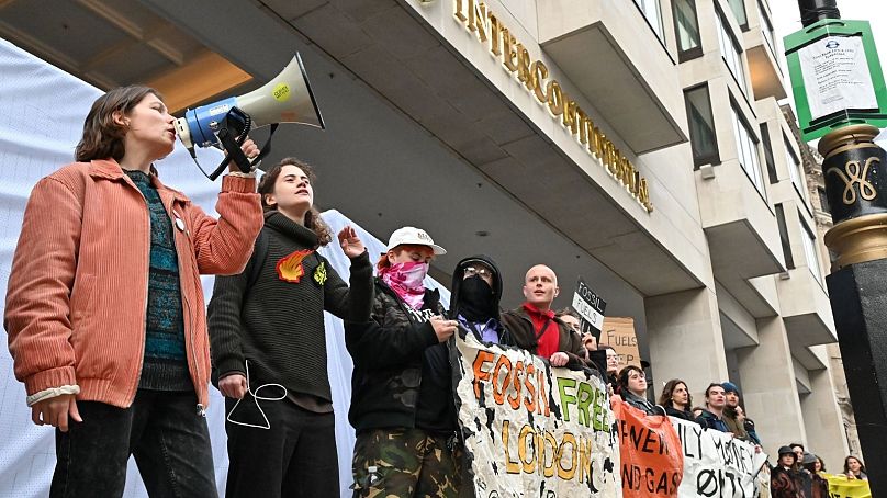 Des centaines de militants pour le climat se sont rassemblés devant l’hôtel où se déroule le Forum sur l’intelligence énergétique.