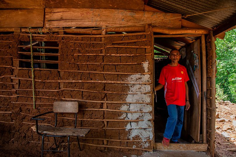 Leobardo Sierra dans sa maison réalisée avec la technique ancestrale de Bahareque.