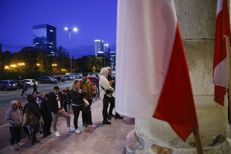 Des gens font la queue pour voter lors des élections législatives à Varsovie, en octobre 2023.