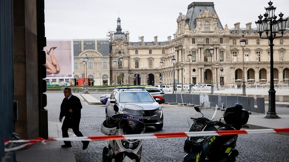 « Restez vigilant » : les touristes ne se laissent pas décourager alors que les principales attractions de Paris ont été évacuées ce week-end