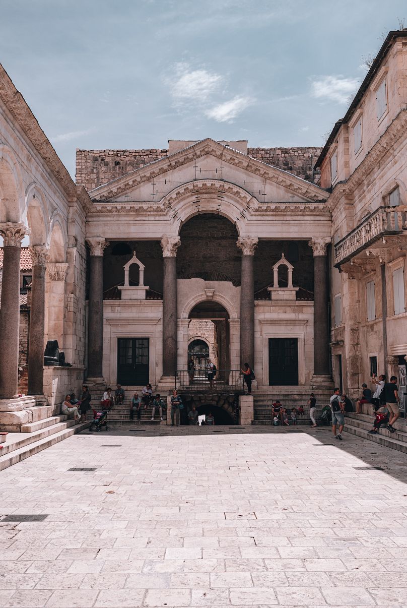 Entre les vastes colonnades et les façades imposantes des temples, vous trouverez des bars et des restaurants à chaque coin de rue.