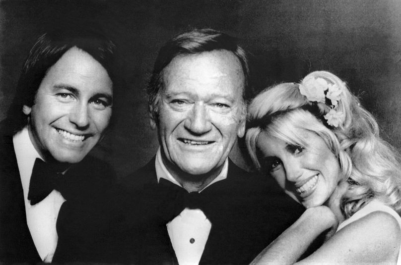 John Ritter et Suzanne Somers souhaitent la bienvenue à John Wayne sur le plateau lors du tournage de 