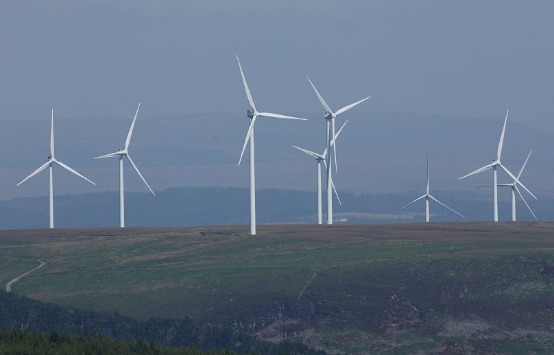 Des éoliennes sont visibles au parc éolien de Llynfi Afan, près de Port Talbot, dans le sud du Pays de Galles.