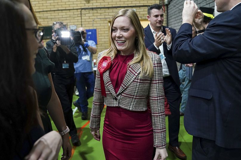 La députée travailliste nouvellement élue Sarah Edwards arrive pour le décompte des élections partielles de Tamworth