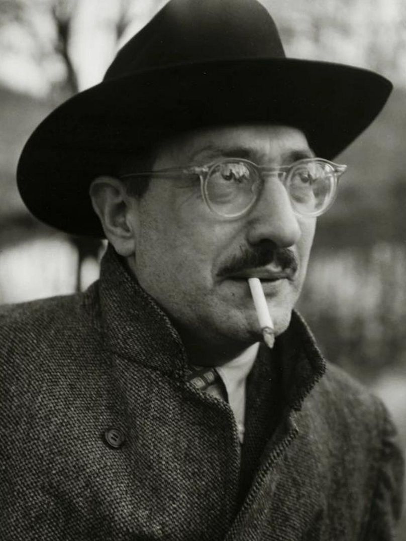 Mark Rothko fumant une cigarette