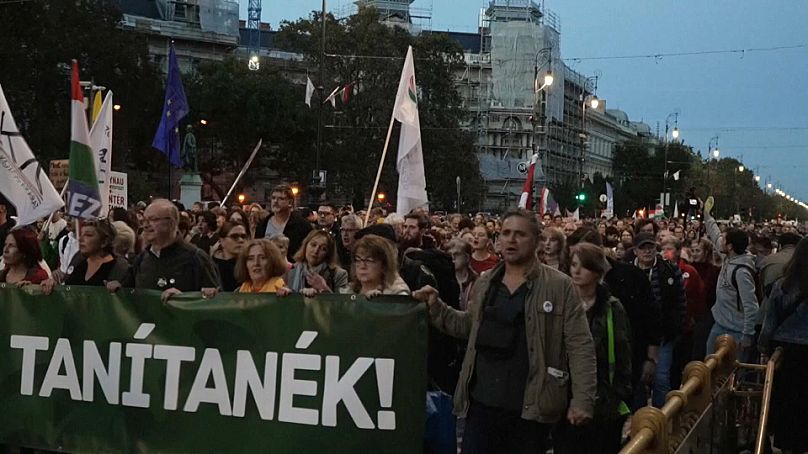 Des manifestants lors de la manifestation antigouvernementale organisée à Budapest à l'occasion de l'anniversaire du soulèvement étudiant de la guerre froide.