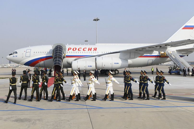 Les gardes d'honneur chinois défilent pour accueillir le président russe Vladimir Poutine à son arrivée à l'aéroport international de Pékin.