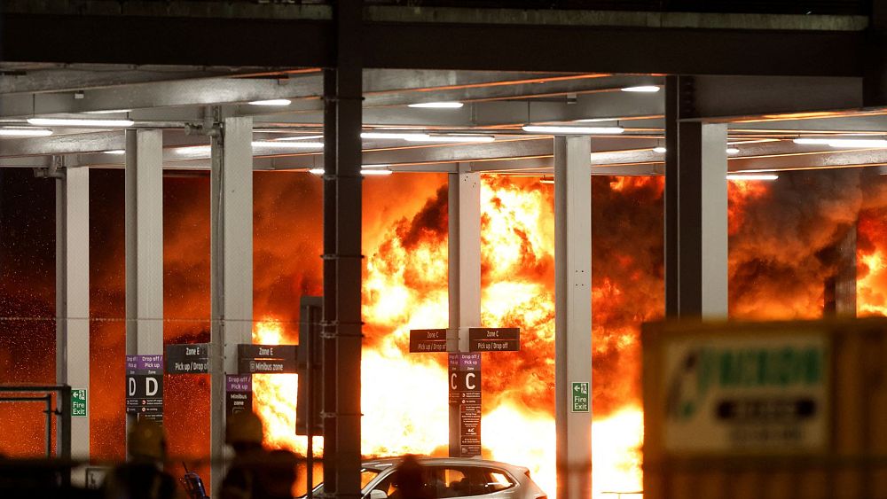 Vols suspendus à l'aéroport de Londres Luton après qu'un énorme incendie ait ravagé un parking