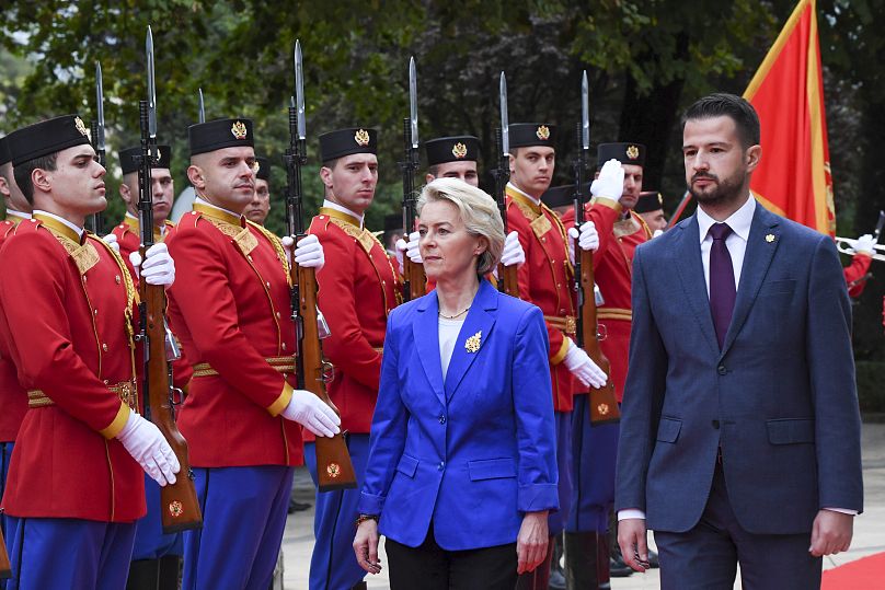 La présidente de la Commission européenne, Ursula von der Leyen, au centre à gauche, passe en revue la garde d'honneur avec le président du Monténégro Jakov Milatovic à Podgorica, la capitale du Monténégro.